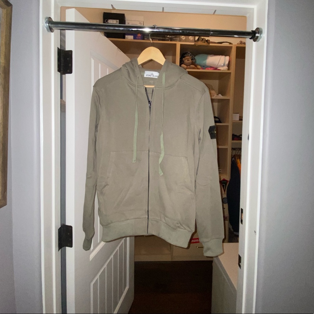 Stone islands zip up